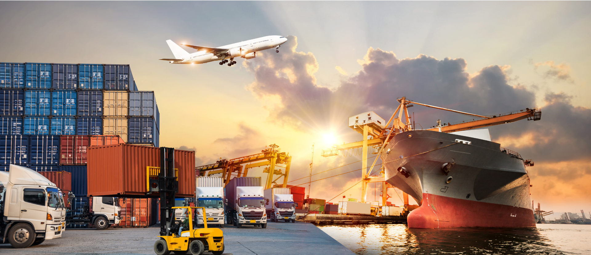 Entrepôt logistique, convoyeurs et préparation e‑commerce